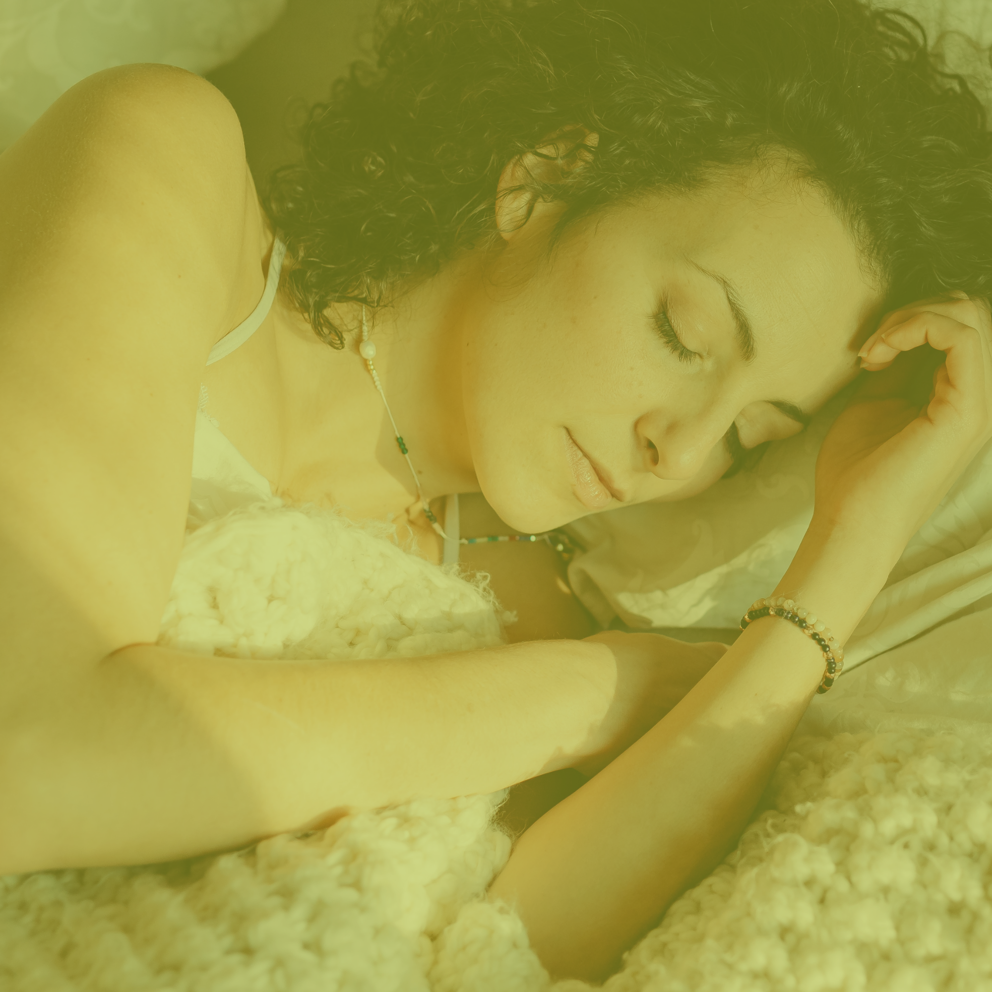 Using moodtanicals Deep Sleep sprays to go to bed faster.